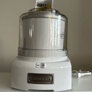 NEW Cuisinart Automatic Frozen Yogurt/ Ice Cream Maker